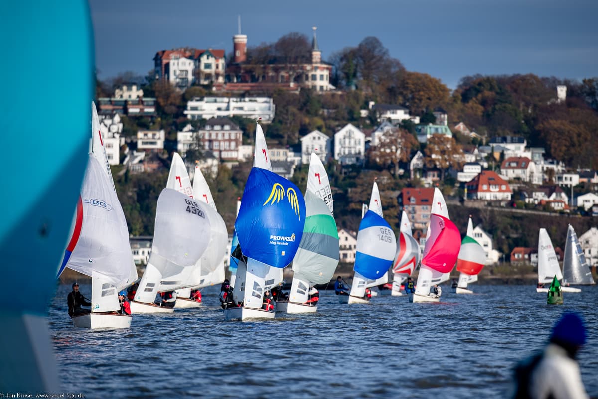 Piratenjollen vor Blankenese